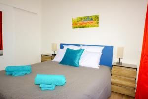 Studio Bacivers في برا-دو-مولو-لا-بريست: غرفة نوم مع سرير مع وسادتين زرقاوين