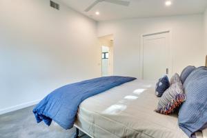 una camera da letto con un grande letto con cuscini blu di Chic Austin Guest Suite 3 Mi to Downtown ad Austin