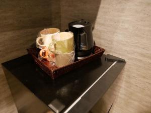 taca z kubkami do kawy na stole w obiekcie HOOD - Vacation STAY 46032v w mieście Amami