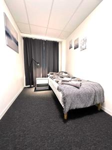 Rentalux Hostel في Timrå: غرفة نوم فيها سرير ونافذة