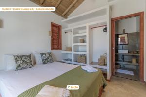 a bedroom with a bed in a room at Vila Oásis, acorde com VISTA para o MAR no Fortim in Maceio