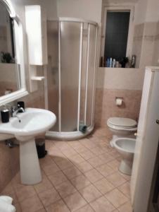 een badkamer met een douche, een wastafel en een toilet bij PALACE COMFORT INN in Pisa