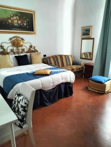 een slaapkamer met een groot bed en een bank bij PALACE COMFORT INN in Pisa