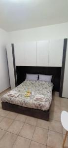 - une chambre avec un lit dans l'établissement Super relax - Fiera Milano Rho, à Canegrate