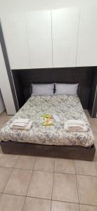 - un lit avec 2 serviettes dans une chambre dans l'établissement Super relax - Fiera Milano Rho, à Canegrate