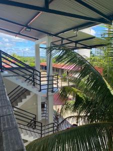 vistas a un edificio con escaleras y una palmera en HOSTAL LOS NOGALES en Aguaytía