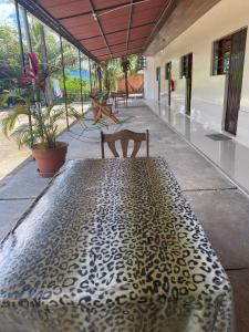 una mesa grande con un patrón de leopardo. en HOSTAL LOS NOGALES en Aguaytía