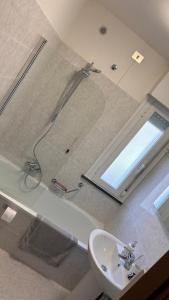 een badkamer met een douche en een wastafel bij Da Serena in Tarcento