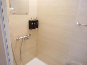 La salle de bains est pourvue d'une douche, de toilettes et d'un lavabo. dans l'établissement HOOD - Vacation STAY 35938v, à Amami