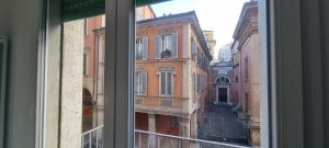 una ventana de un edificio con vistas en Farolfi Apartments Galliera Rooms & Apartments en Bolonia