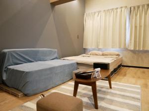 - 2 lits dans une chambre avec une table basse dans l'établissement HOOD - Vacation STAY 46469v, à Amami