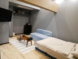 - une chambre à l'hôpital avec un lit et une télévision dans l'établissement HOOD - Vacation STAY 46469v, à Amami