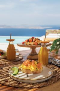 un tavolo con un panino e un piatto di cibo di Birdhouse Private Luxury Suite ad Agios Ioannis