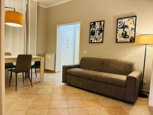 een woonkamer met een bank en een tafel bij èROMA - SAN GIOVANNI BASILICA Apartment in Rome