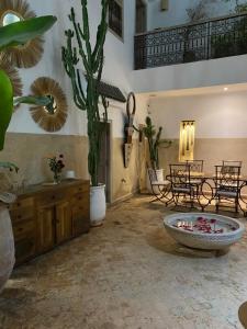 un grand salon avec un cactus et une grande baignoire dans l'établissement Dar princesse jamila, à Marrakech