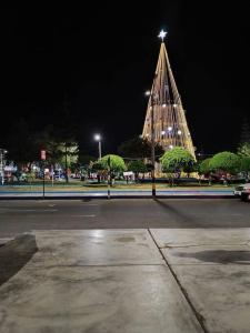 Un árbol de Navidad en medio de una calle por la noche en Departamento 4 camas 3 hab en Tacna