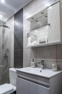 une salle de bain avec un lavabo, des toilettes et une douche dans l'établissement Crystal Apartment with free private parking of stayinthess, à Thessalonique 36 autres photos