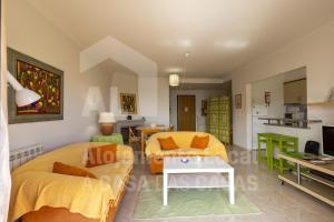 エリセイラにあるEncostas do Mar by AcasaDasCasasのベッド2台、キッチンが備わる1ベッドルームアパートメントです。