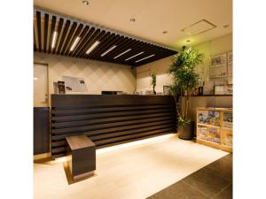 uma frente de loja com um banco numa sala em Kanazawa Station Hotel - Vacation STAY 36365v em Kanazawa