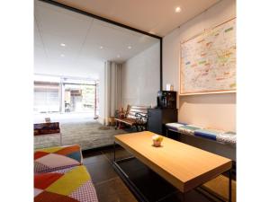 um quarto com uma mesa e cadeiras e uma grande janela em Kanazawa Station Hotel - Vacation STAY 36365v em Kanazawa