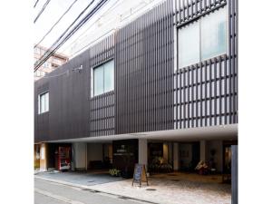 een groot zwart gebouw met een bord ervoor bij Kanazawa Station Hotel - Vacation STAY 36365v in Kanazawa