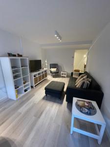 sala de estar con sofá y mesa en Apartamento en el centro de Andorra la Vella con parking en Andorra la Vella