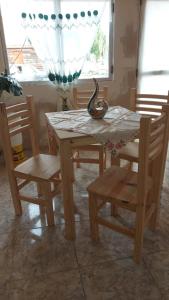 a table and chairs with a snake sitting on top of it at Cabaña la turka in Perito Moreno
