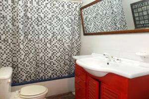 y baño con lavabo, aseo y cortina de ducha. en Casa San Telmo 3026 en Buenos Aires