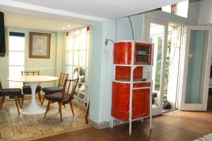 sala de estar con mesa y nevera roja en Casa San Telmo 3026 en Buenos Aires
