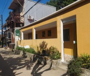 um edifício amarelo no lado de uma rua em Lonier Villa Inn Economic em Abraão