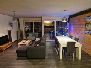 a living room with a table and a christmas tree at Superbe appartement Champex-Lac avec piscine et sauna in Champex
