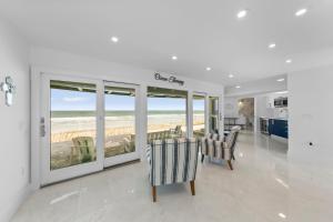 ein Wohnzimmer mit Blick auf den Strand in der Unterkunft Ocean Therapy Beach House / Ponte Vedra Beach in Ponte Vedra Beach