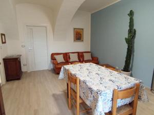 uma sala de estar com uma mesa e um sofá em La Casa di Abe - Cuneo em Cuneo