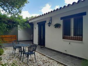un patio con sillas y una mesa frente a una casa en LO DE MECHI, en Salta