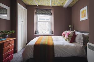 een slaapkamer met een bed en een raam bij Fourteen Providence Place, Calstock, Cornwall, self catering cottage in Calstock