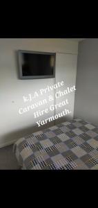 een slaapkamer met een bed met een citaat aan de muur bij No.21 BERMUDA in Hemsby +1 foto