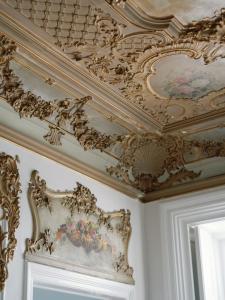 a room with a ceiling with a painting on it at Palácio do Visconde - The Coffee Experience in Lisbon