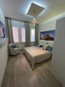 ラ・スペツィアにあるCinque terre Portovenereのベッドルーム1室(ベッド1台、シャンデリア付)