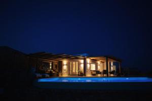 Bazén v ubytování Birdhouse Private Luxury Suite nebo v jeho okolí