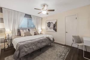 - une chambre avec un lit, un ventilateur de plafond et une fenêtre dans l'établissement Glamorous @Midtown W/ King suite, à Memphis