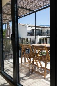 eine Terrasse mit einem Tisch und Stühlen auf dem Balkon in der Unterkunft Vie Ventoux in Malaucène