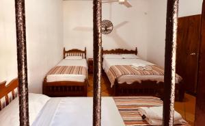 Habitación con 2 literas en una habitación en Hotel Villa de Mompox, en Mompox