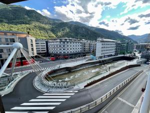un puente sobre una carretera en una ciudad con edificios en Apartamento en el centro de Andorra la Vella con parking, en Andorra la Vella
