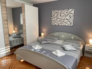 Posteľ alebo postele v izbe v ubytovaní Apartment Darija with private pool