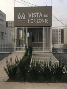 een gebouw met een bord waarop staat vista do honda bij Apartamento 2 Quartos c/ Vaga de Estacionamento in Serra