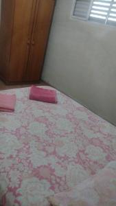 a bedroom with a bed with a pink flower pattern at casa próximo a John boy dunlop in Campinas