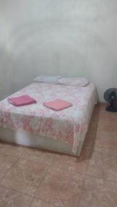 a bedroom with a bed with pink sheets on it at casa próximo a John boy dunlop in Campinas
