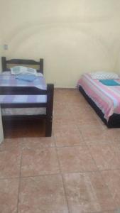 dwa łóżka siedzące obok siebie w pokoju w obiekcie casa próximo a John boy dunlop w mieście Campinas