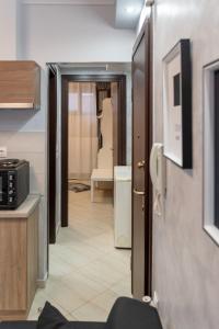 un couloir d'une chambre avec une porte et une cuisine dans l'établissement Crystal Apartment with free private parking of stayinthess, à Thessalonique