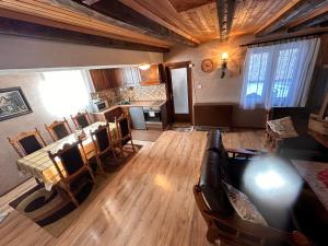 Draufsicht auf ein Wohnzimmer mit Tisch und Stühlen in der Unterkunft Villa 99 in Popova Shapka